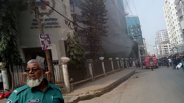রাজধানীর গ্রিনরোডের সেন্ট্রাল হাসপাতালে আগুন লেগেছে। হাসপাতালটির গ্যারেজ থেকে আগুনের সূত্রপাত। ফায়ার সার্ভিসের কর্মীরা সেখানে আগুন নিয়ন্ত্রণে আনার চেষ্টা চালাচ্ছে।
