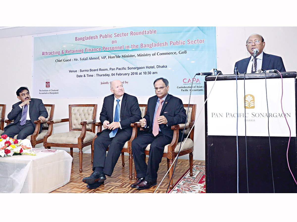 আইসিএবি ও কাপা আয়োজিত গোলটেবিল আলোচনায় বক্তব্য দিচ্ছেন বাণিজ্যমন্ত্রী তোফায়েল আহমেদ l ছবি: আইসিএবি