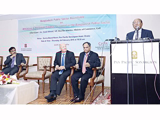 আইসিএবি ও কাপা আয়োজিত গোলটেবিল আলোচনায় বক্তব্য দিচ্ছেন বাণিজ্যমন্ত্রী তোফায়েল আহমেদ l ছবি: আইসিএবি