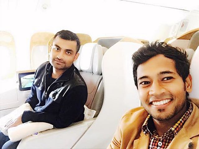 বিমানে সেলফি, দুবাইয়ে উড়ে গেলেন মুশফিক-তামিম। ​ছবি: ফেসবুক