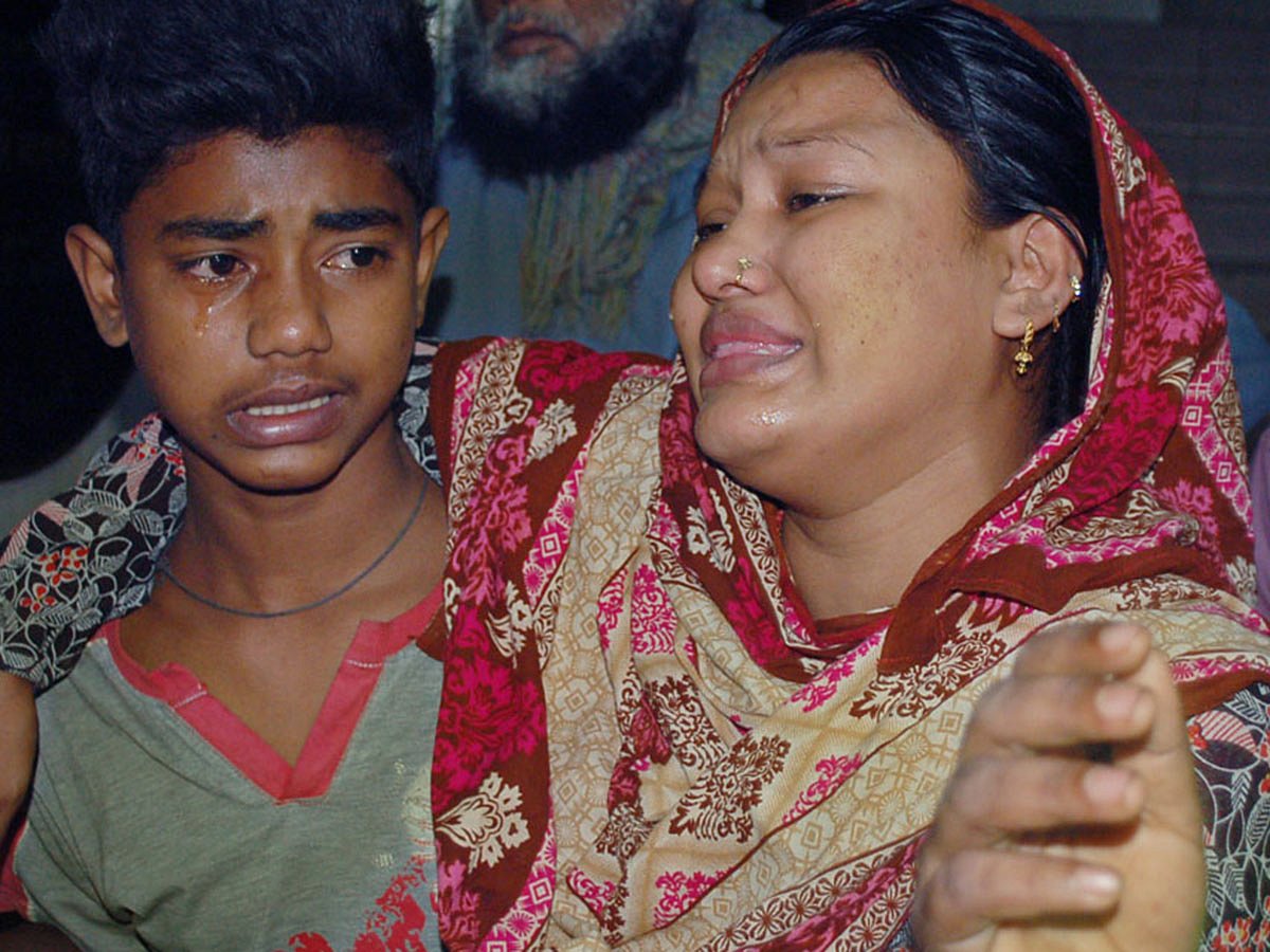 বুধবার রাতে মিরপুরে চাঁদা না পেয়ে পুলিশের ছোড়া তেলের চুলার বিস্ফোরণে দগ্ধ হয়ে চিকিৎসাধীন অবস্থায় আজ বৃহস্পতিবার ঢাকা মেডিকেল কলেজ হাসপাতালে মারা যান চা-দোকানি বাবুল মাতুব্বর। বাবুলের মৃত্যুতে স্বজনের আহাজারি। ছবি: ফোকাস বাংলা