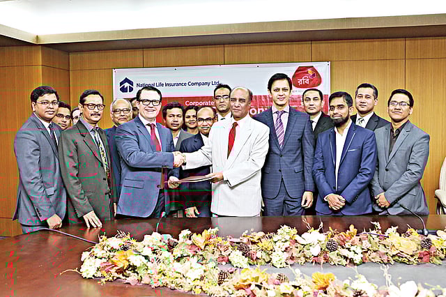 চুক্তি স্বাক্ষর অনুষ্ঠানে মোবাইল ফোন অপারেটর রবি ও ন্যাশনাল লাইফ ইনস্যুরেন্স কোম্পানির ঊর্ধ্বতন কর্মকর্তারা