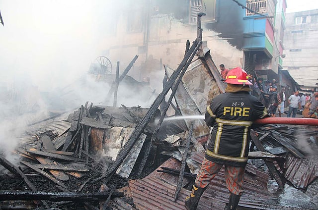 আগুন নেভানোর কাজ করছে ফায়ার সার্ভিস। ছবি: পাপ্পু ভট্টাচার্য