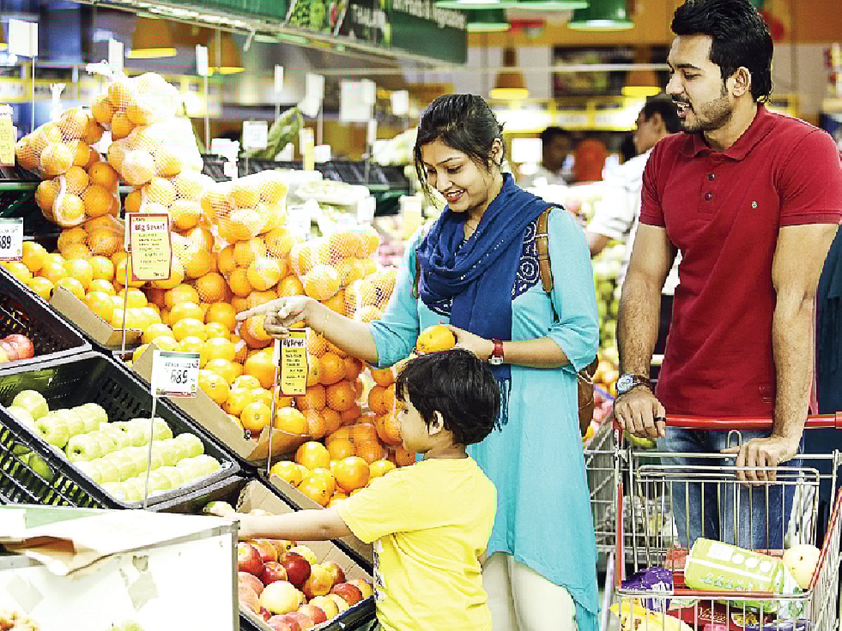 অপ্রচলিত ও বিদেিশ নানা স্বাদের ফলমূল পাওয়া যায় এখানে। ছবি: প্রথম আলো