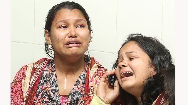 বুধবার রাতে মিরপুরে চাঁদা না পেয়ে পুলিশের ছোড়া তেলের চুলার বিস্ফোরণে দগ্ধ চা-দোকানি বাবুল মাতুব্বর আজ বৃহস্পতিবার ঢাকা মেডিকেল কলেজ হাসপাতালে মারা যান। বাবুলের মৃত্যুতে বার্ন ইউনিটে কান্নায় ভেঙে পড়েন তাঁর স্বজনেরা। ছবি : আবদুস সালাম