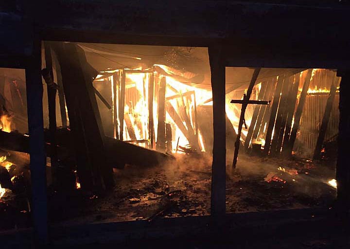নারায়ণগঞ্জ শহরের ডন চেম্বার এলাকায় ফার্নিচার মার্কেটে অগ্নিকাণ্ড হয়েছে। ছবি: পাপ্পু ভট্টাচার্য