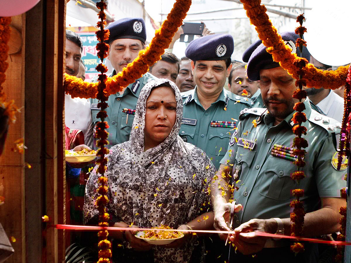 চট্টগ্রাম নগরে হিজড়াদের পুনর্বাসন কর্মসূচির আওতায় মেঘরানী নামের এক হিজড়াকে দোকান করে দিয়েছে চট্টগ্রাম মহানগর পুলিশ (সিএমপি)। দোকানটির উদ্বোধন করেছেন সিএমপি কমিশনার মোহা. আবদুল জলিল মন্ডল। ছবিটি নগরের অলংকার মোড় থেকে তোলা। ছবি: জুয়েল শীল