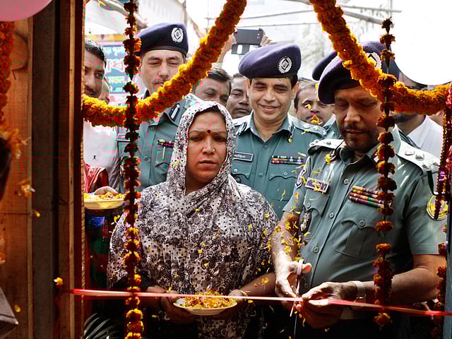 চট্টগ্রাম নগরে হিজড়াদের পুনর্বাসন কর্মসূচির আওতায় মেঘরানী নামের এক হিজড়াকে দোকান করে দিয়েছে চট্টগ্রাম মহানগর পুলিশ (সিএমপি)। দোকানটির উদ্বোধন করেছেন সিএমপি কমিশনার মোহা. আবদুল জলিল মন্ডল। ছবিটি নগরের অলংকার মোড় থেকে তোলা। ছবি: জুয়েল শীল