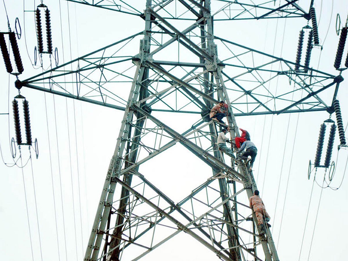 বৈদ্যুতিক টাওয়ার থেকে পারুল আক্তারকে নামিয়ে আনছেন ফায়ার সার্ভিসের কর্মীরা। শুক্রবার বিকেলে নারায়ণগঞ্জের সিদ্ধিরগঞ্জে দুই লাখ ৩০ হাজার ভোল্টের ১৩৩ ফুট উঁচু টাওয়ারটিতে ওঠে যান ওই তরুণী। ছবি: প্রথম আলো