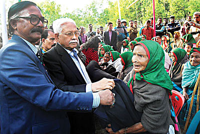 শেরপুরের নালিতাবাড়ী উপজেলার সোহাগপুর বিধবাপল্লিতে সেক্টর কমান্ডারস ফোরামের পক্ষ থেকে গতকাল শীতবস্ত্র বিতরণ করা হয় l ছবি: প্রথম আলো