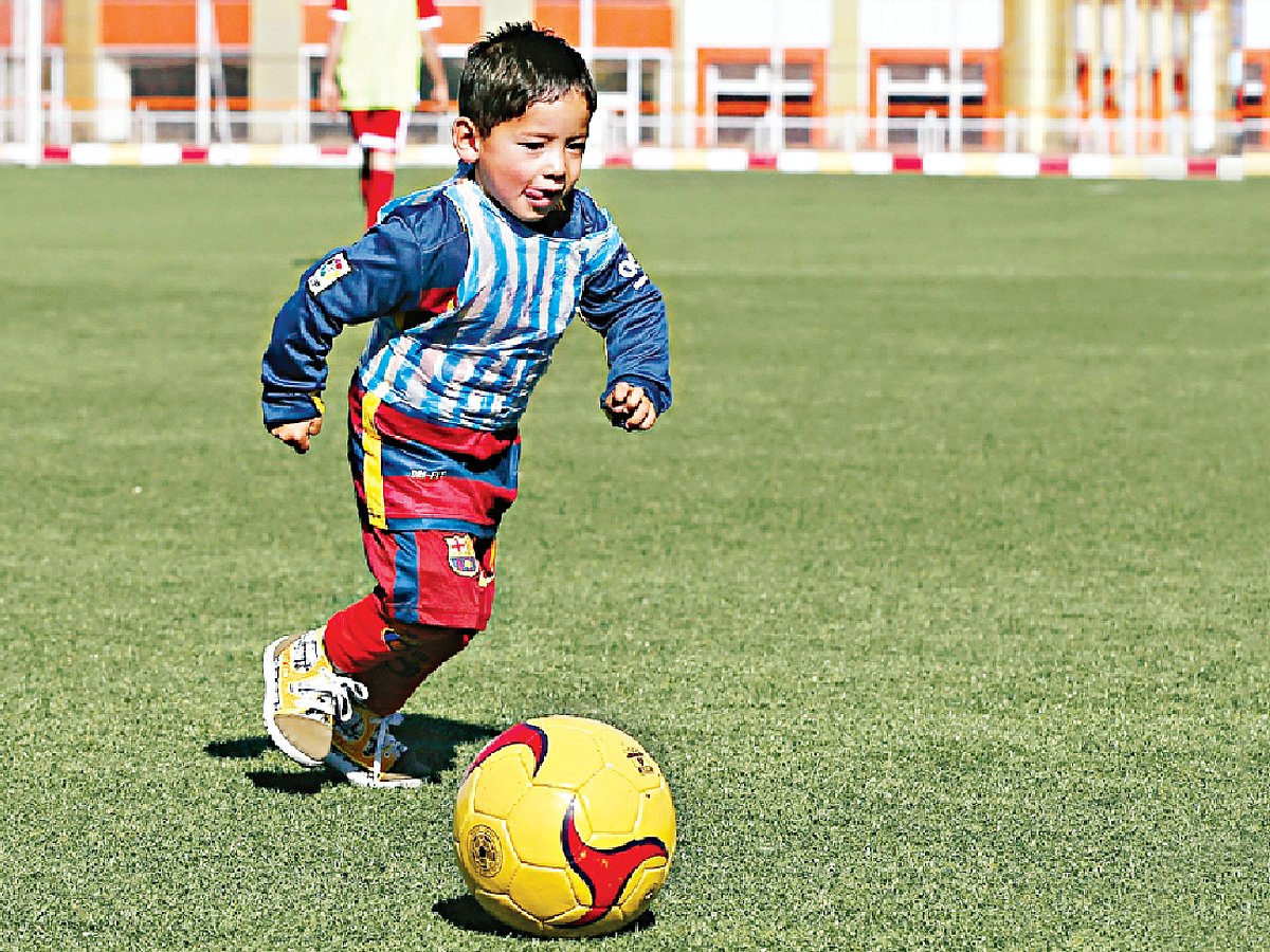 নতুন জার্সি পেলেও পুরোনো পলিথিনের জার্সিটা ফেলে দেয়নি মুর্তাজা। দুটো পরেই চলছে খেলা। ছবি: রয়টার্স
