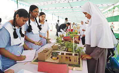 ঢাকা রেসিডেনসিয়াল মডেল কলেজে শুরু হওয়া বিজ্ঞান উৎসবে নিজেদের বিভিন্ন প্রকল্প উপস্থাপন করেছে খুদে বিজ্ঞানীরা। গতকাল তোলা ছবি l প্রথম আলো