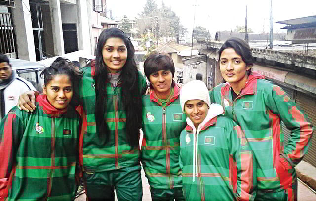গতকাল শিলংয়ে টিম হোটেলের সামনে বাংলাদেশের পাঁচ নারী ফুটবলার। নেপালের বিপক্ষে ম্যাচ দিয়ে আজ এসএ গেমস শুরু করতে যাচ্ছেন বাংলাদেশের মেয়েরা  l প্রথম আলো
