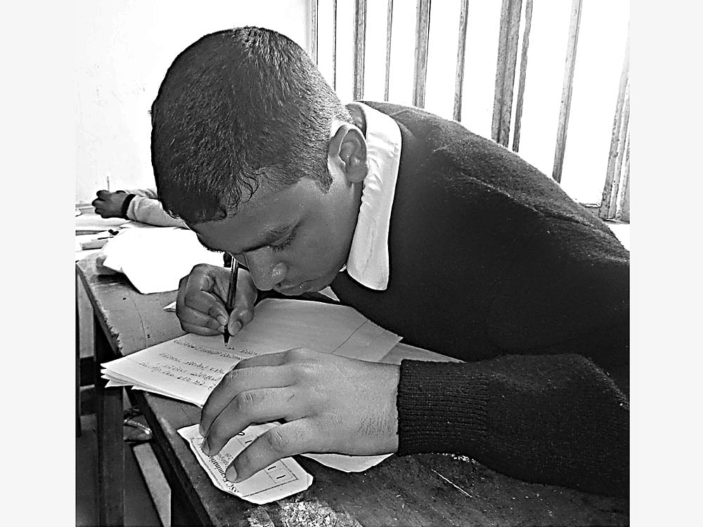 গত বুধবার পরীক্ষাকেন্দ্রে কামরুজ্জামান l প্রথম আলো