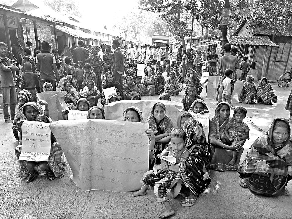 গাইবান্ধার সুন্দরগঞ্জ উপজেলার চৌধুরীবাজার এলাকায় গতকাল সড়ক অবরোধ করেন অতিদরিদ্রদের জন্য কর্মসৃজন কর্মসূচির শ্রমিকেরা। পাওনা মজুরির দাবিতে তাঁরা এ কর্মসূচি পালন করেন l ছবি: প্রথম আলো