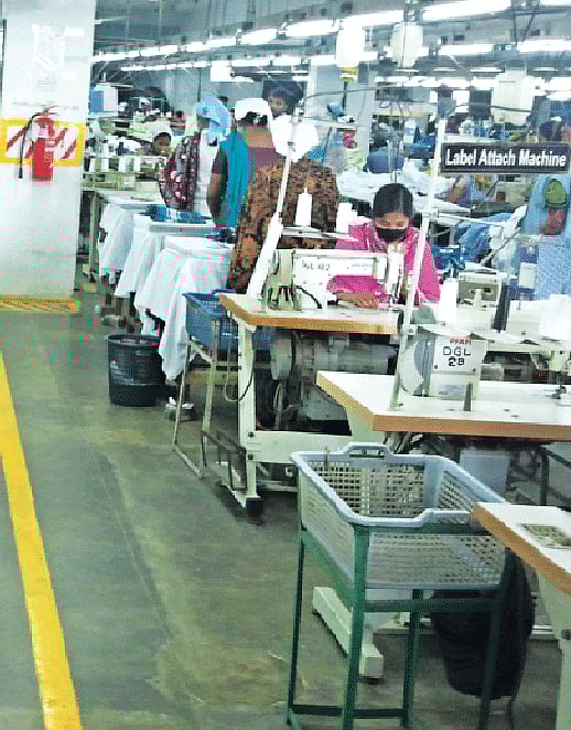 কারখানায় কর্মব্যস্ত শ্রমিকেরা