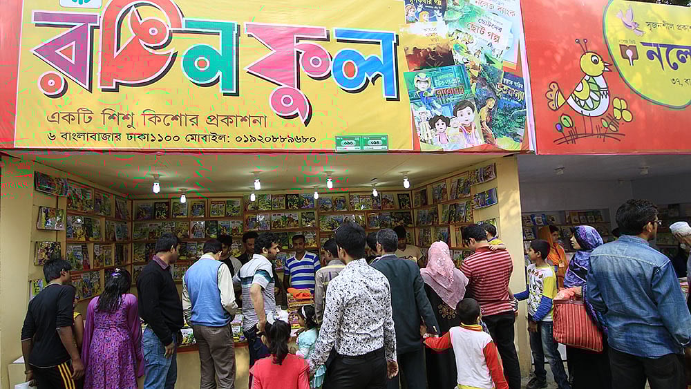 অমর একুশে গ্রন্থমেলায় প্রথম ‘শিশু প্রহর’ ছিল শুক্রবার। বেলা ১১টা থেকে ১টা পর্যন্ত পুরো সময়টাই ছিল শিশুদের জন্য। ছবি: আশরাফুল আলম
