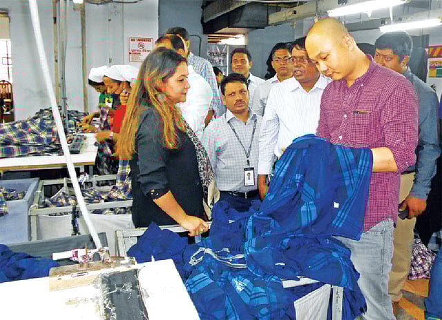 দেশ গার্মেন্টেসের কালুরঘাট কারখানায় বিদেশি ক্রেতাকে পোশাক দেখাচ্ছেন প্রতিষ্ঠানের পিরচালক ভিদিয়া অমৃত খান l ছবি : সংগৃহীত