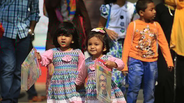 শিশুপ্রহরে মনের আনন্দে বই নিয়ে মেলায় ঘুরে বেড়াচ্ছে শিশুরা। ছবি: আশরাফুল আলম