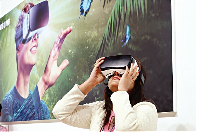 আশ্চর্য্য জগতে ঘুরে আসা যায় স্যামসাংয়ের গিয়ার ভিঅার পরে। স্যামসাংয়ের কর্মী একতা পুন পরেছেন এই গিয়ার l প্রথম আলো