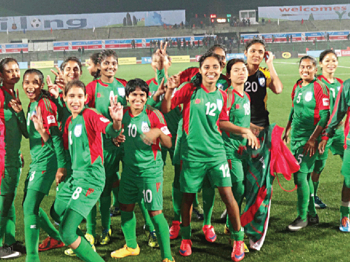 বাংলাদেশের মেয়েদের জয়োচ্ছ্বাস। কাল শিলংয়ে এসএ গেমসের ফুটবলে শ্রীলঙ্কা দলকে ২-১ গোলে হারিয়েছে বাংলাদেশের মেয়েরা l বাফুফে
