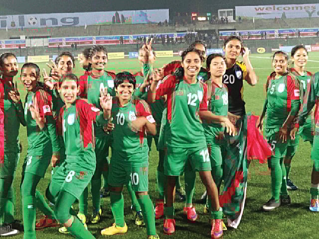 বাংলাদেশের মেয়েদের জয়োচ্ছ্বাস। কাল শিলংয়ে এসএ গেমসের ফুটবলে শ্রীলঙ্কা দলকে ২-১ গোলে হারিয়েছে বাংলাদেশের মেয়েরা l বাফুফে