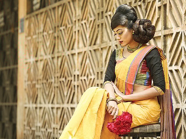 চুল দিয়ে তৈরি হয়েছে গোলাপ ফুলের খোঁপা। আর হাতের গোলাপগুলো কিন্তু তাজা। শাড়ি ও গয়না: দেশাল, ব্লাউজ: যাত্রা