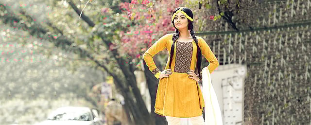 সাধারণভাবে বাঁধা দুই বেণিতে হলুদ পমপম