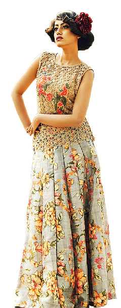 একটু ভিন্নভাবে বাঁধা খোঁপায় ডালিয়া ফুল। চেহারায় এনে দিয়েছে পুরানো দিনের আভিজাত্য