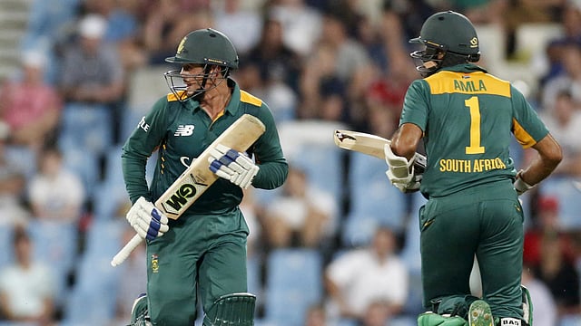 ২৩৯ রানের জুটি গড়ার পথে কুইন্টন ডি কক ও হাশিম আমলা। ছবি: এএফপি।