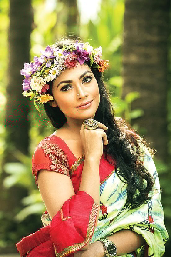 ফাল্গুনে চুলের সাজে ফুল মানাবে ভালো।  মডেল: িপয়া বিপাশা, ছবি: প্রথম আলো