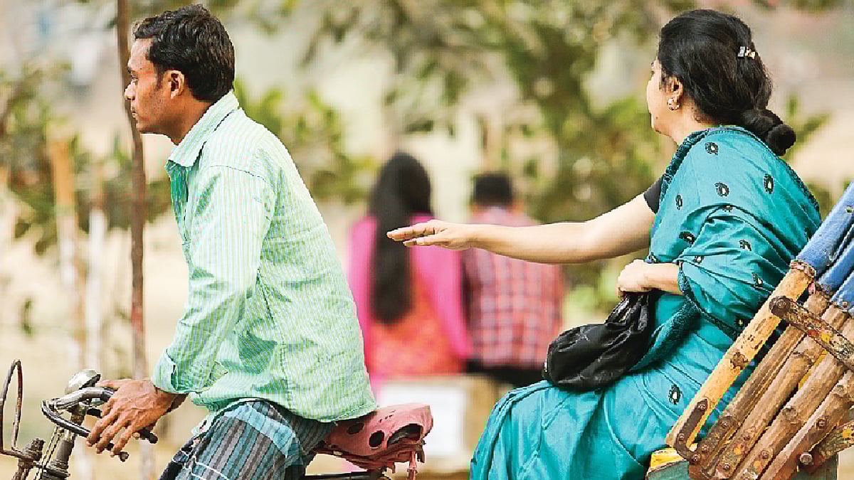 সন্তানের প্রেম ধরে ফেললে বেশি উত্তেজিত হবেন না। মডেল: নওরিন, হিমু ও স্বপ্না, ছবি: অধুনা