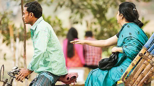 সন্তানের প্রেম ধরে ফেললে বেশি উত্তেজিত হবেন না। মডেল: নওরিন, হিমু ও স্বপ্না, ছবি: অধুনা