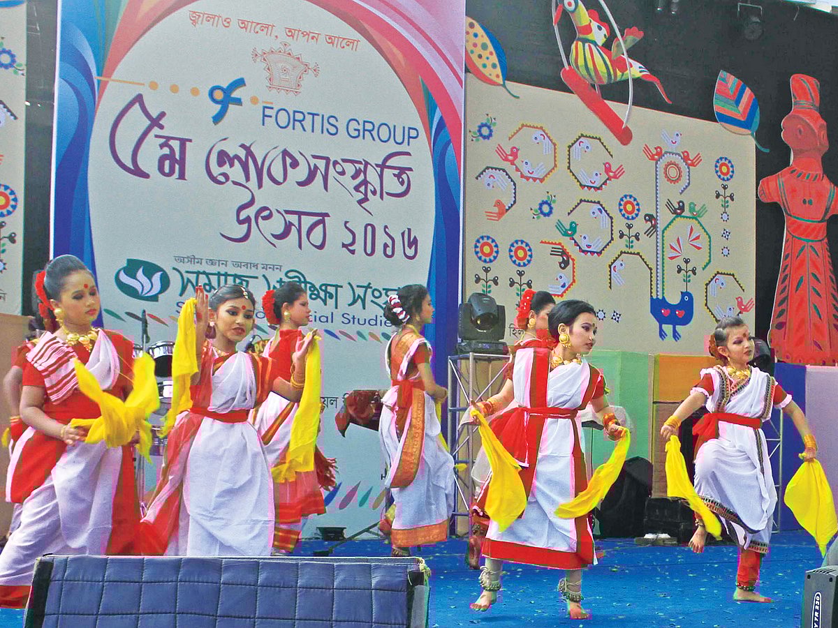 ডিসি হিলের নজরুল স্কয়ার মঞ্চে সমাজ সমীক্ষা সংঘ আয়োজিত লোকসংস্কৃতি উৎ​সবে দর্শকের নজর কাড়ে খুদে শিল্পীদের ধামাইল নাচ