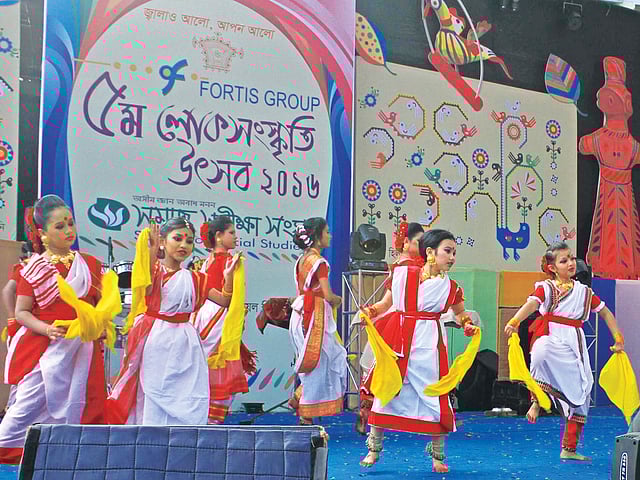 ডিসি হিলের নজরুল স্কয়ার মঞ্চে সমাজ সমীক্ষা সংঘ আয়োজিত লোকসংস্কৃতি উৎ​সবে দর্শকের নজর কাড়ে খুদে শিল্পীদের ধামাইল নাচ