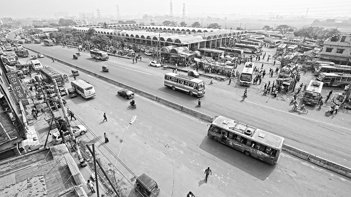 অবৈধ পার্কিং বন্ধ হওয়ায় বদলে গেছে গাবতলী এলাকার দৃশ্যপট। যানজটমুক্ত হয়েছে সড়কটি l প্রথম আলো