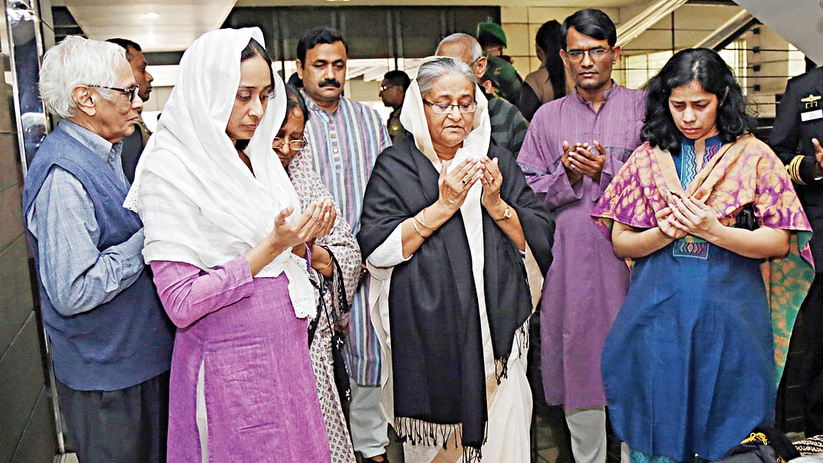 প্রধানমন্ত্রী শেখ হাসিনা গতকাল ধানমন্ডির ৩২ নম্বর সড়কে সিপিবির প্রেসিডিয়াম সদস্য হায়দার আকবর খান রনোর বাসভবনে তাঁর মা কানিজ ফাতেমা মহসিনার মরদেহ দেখতে যান। এ সময় প্রধানমন্ত্রী মরহুমার আত্মার মাগফিরাত কামনা করে মোনাজাত করেন l ছবি: প্রধানমন্ত্রীর কার্যালয়