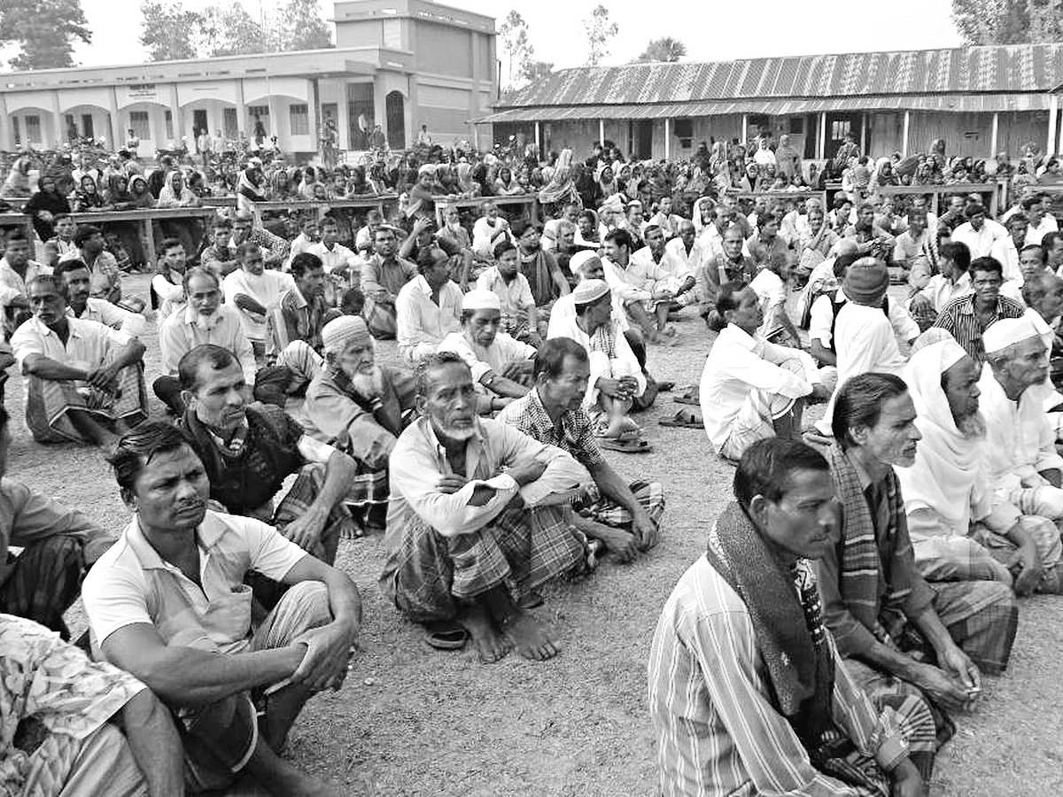টাঙ্গাইলের মির্জাপুর উপজেলার গায়রাবেতিল উচ্চবিদ্যালয় মাঠে ​আটিয়া বন অধ্যাদেশ বাতিলের দাবিতে গতকাল এলাকাবাসী সমাবেশ করেন l ছবি: প্রথম আলো