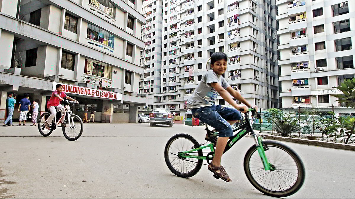 ছুটির দিনে শিশুরা মেতে উঠে নানা খেলায়। কিন্তু সিটির ভেতর হুটহাট চলাচলকারী গাড়ি ও অন্য যানবাহন তাদের নিরাপত্তার জন্য হুমকি l প্রথম আলো