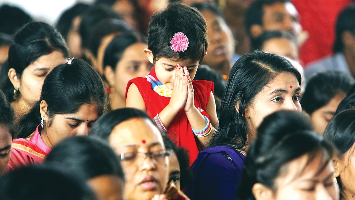 ঢাকা বিশ্ববিদ্যালয়ের জগন্নাথ হল পূজামণ্ডপে বিদ্যার দেবী সরস্বতীকে খুদে শিক্ষার্থীর ভক্তি l প্রথম আলো