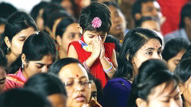 ঢাকা বিশ্ববিদ্যালয়ের জগন্নাথ হল পূজামণ্ডপে বিদ্যার দেবী সরস্বতীকে খুদে শিক্ষার্থীর ভক্তি l প্রথম আলো