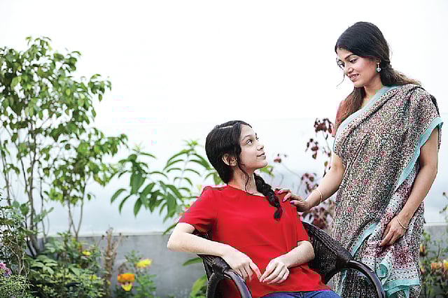 মেয়ের মন খারাপ, মায়ের আলতো স্পর্শ মন ভালো করে দেয় তার। মডেল: সাঁঝবাতি ও তার মা বুড়ি আলী। ছবি: কবির হোসেন