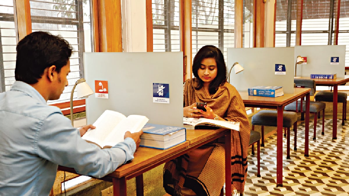 লাইব্রেরিতে মুঠোফোন নীরব করে রাখুন। মডেল: শোভন ও তামান্না। ছবি: অধুনা, কৃতজ্ঞতা: আলিয়ঁস ফ্রঁসেজ
