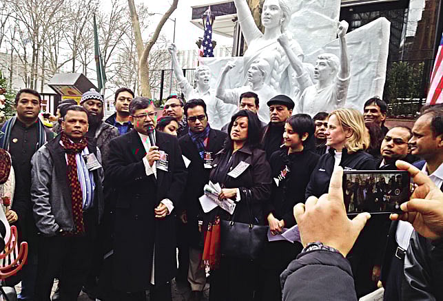 ভাষাশহীদদের প্রতি শ্রদ্ধা জানাতে নিউইয়র্কের ‘মাতৃভাষা’ ভাস্কর্যের সামনে সমবেত যুক্তরাষ্ট্রপ্রবাসী বাংলাদেশিসহ দেশি-বিদেশি মানুষ l ছবি: প্রথম আলো