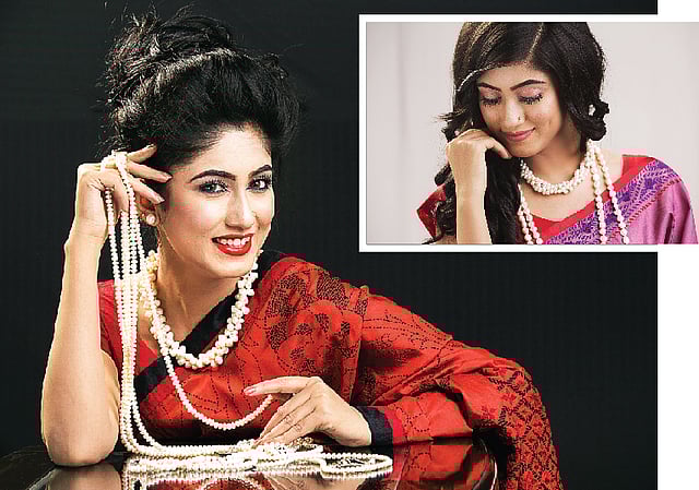 মুক্তার বড় এক লহরি, কয়েক লহরির মালা যেমন আছে, তেমনি চলছে সুতায় গাঁথা ছোট ছোট মুক্তার মালাও। মডেল: সাফা কবির