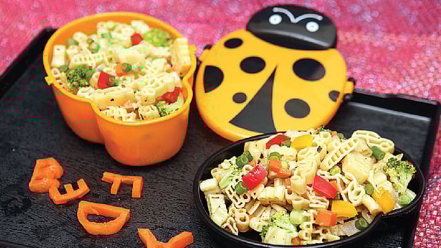 সবজি মুরগি আর পাস্তা