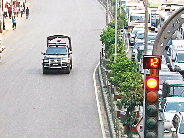 গতকাল বিকেলে বাংলামোটর এলাকায়  পু​িলশের একটি গাড়িকে উল্টো পথে ছুটতে দেখা যায়। ছবি তুলেছেন সাজিদ হোসেন ও সাইফুল ইসলাম