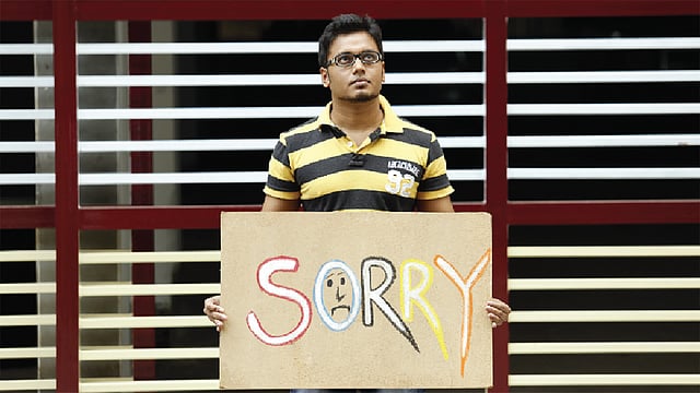 তরুণেরা নানা উপায়ে দুঃখিত বলেন কাছের মানুষকে। মডেল: রনি, ছবি: অধুনা