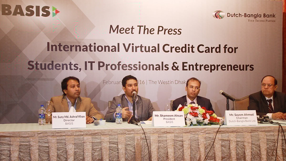 ‘ভারচুয়াল কার্ড’ উদ্বোধন অনুষ্ঠানে বেসিস ও ডাচ বাংলা ব্যাংকের কর্মকর্তারা