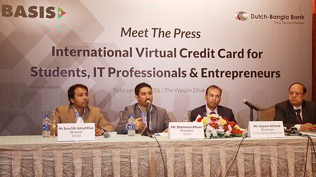 ‘ভারচুয়াল কার্ড’ উদ্বোধন অনুষ্ঠানে বেসিস ও ডাচ বাংলা ব্যাংকের কর্মকর্তারা